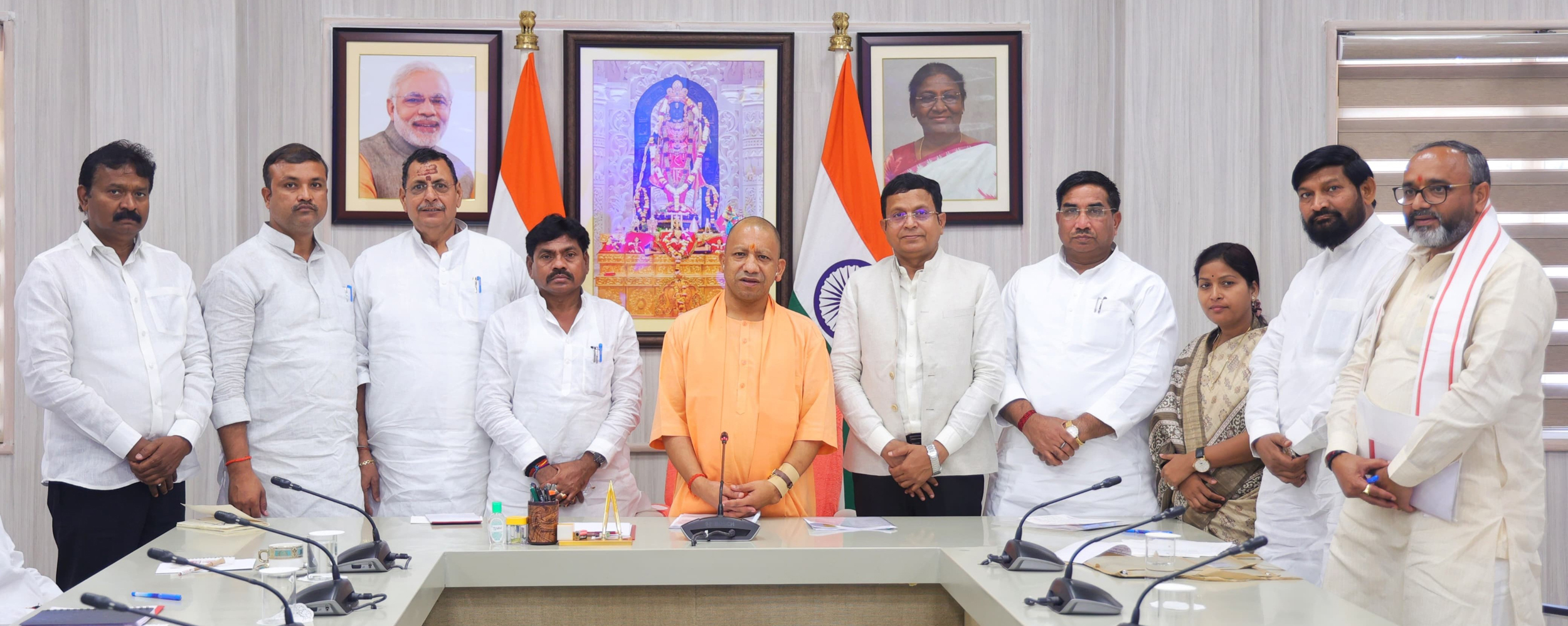 मा० मुख्यमंत्री योगी आदित्यनाथ जी से 08 जुलाई, 2024 को उनके सरकारी आवास 5-कालिदास मार्ग, लखनऊ पर मीरजापुर मंडल से आए मा० सांसद/विधायक शिष्टाचार भेंट करते हुए।