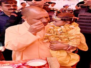 उत्तर प्रदेश के मुख्यमंत्री योगी आदित्यनाथ जी 14 मार्च, 2024 को जनपद अम्बेडकरनगर में विकास परियोजनाओं के लोकार्पण एवं शिलान्यास के अवसर पर एक बच्चे का अन्नप्राशन करते हुए।  