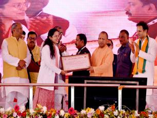 उत्तर प्रदेश के मुख्यमंत्री योगी आदित्यनाथ जी 14 मार्च, 2024 को जनपद अम्बेडकरनगर में विकास परियोजनाओं के लोकार्पण एवं शिलान्यास के अवसर पर एक महिला को नियुक्ति पत्र प्रदान करते हुए। 