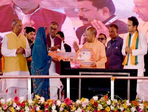 उत्तर प्रदेश के मुख्यमंत्री योगी आदित्यनाथ जी 14 मार्च, 2024 को जनपद अम्बेडकरनगर में विकास परियोजनाओं के लोकार्पण एवं शिलान्यास के अवसर पर प्रधानमंत्री आवास योजना (ग्रामीण) की एक महिला लाभार्थी को प्रतीकात्मक चाभी भंेट करते हुए। 
