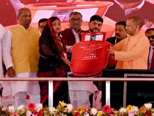 उत्तर प्रदेश के मुख्यमंत्री योगी आदित्यनाथ जी 14 मार्च, 2024 को जनपद अम्बेडकरनगर में विकास परियोजनाओं के लोकार्पण एवं शिलान्यास के अवसर पर एक महिला को प्रधानमंत्री उज्ज्वला योजना का लाभ प्रदान करते हुए। 