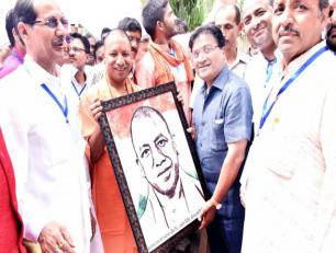 मा0 मुख्यमंत्री श्री योगी आदित्यनाथ, उप मुख्यमंत्री श्री केशव प्रसाद मौय तथा उप मुख्यमंत्री श्री डाॅ. दिनेश शर्मा, केशव धाम, वृंदावन, मथुरा में राष्ट्रीय स्वयंसेवक संघ द्वारा आयोजित की गई तीन दिवसीय समन्वय बैठक के अवसर पर। दिनांकः 02 सितम्बर 2017, मथुरा।