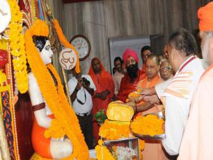 मा0 मुख्यमंत्री श्री योगी आदित्यनाथ, गोरखपुर प्रवास के दौरान गोरखनाथ मंदिर परिसर स्थित आवास पर गुरु गोरक्षनाथ जी का पूजा-अर्चन करते हुये। दिनांकः 03 सितम्बर 2017, जनपद गोरखपुर।