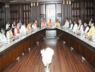 उत्तर प्रदेश के मुख्यमंत्री श्री आदित्यनाथ योगी 19 मार्च, 2017 को लोक भवन, लखनऊ में अपने मंत्रिमण्डल के सदस्यों के साथ विचारविमर्श करते हुए।