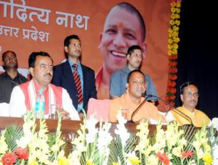 उत्तर प्रदेश के मुख्यमंत्री श्री आदित्यनाथ योगी 19 मार्च, 2017 को लोक भवन, लखनऊ में आयोजित प्रेस वार्ता को सम्बोधित करते हुए।