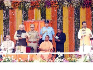 राज्यपाल श्री राम नाईक 19 मार्च, 2017 को लखनऊ के स्मृति उपवन में डाॅ0 दिनेश शर्मा को प्रदेश के उप मुख्यमंत्री पद की शपथ दिलाते हुए।