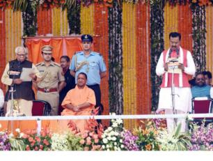 राज्यपाल श्री राम नाईक 19 मार्च, 2017 को लखनऊ के स्मृति उपवन में श्री आदित्यनाथ योगी को प्रदेश के मुख्यमंत्री पद की शपथ दिलाते हुए।