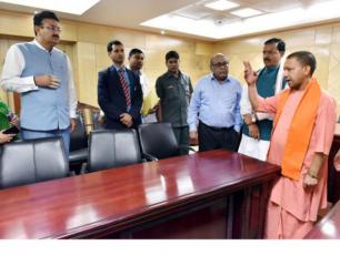 मुख्यमंत्री 22 मार्च, 2017 को शास्त्री भवन, लखनऊ में अनुभागों का निरीक्षण करते हुए। साथ में हैं, उप मुख्यमंत्री श्री केशव प्रसाद मौर्य।