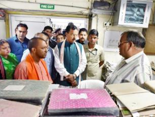 मुख्यमंत्री 22 मार्च, 2017 को शास्त्री भवन, लखनऊ में अनुभागों का निरीक्षण करते हुए। साथ में हैं, उप मुख्यमंत्री श्री केशव प्रसाद मौर्य।