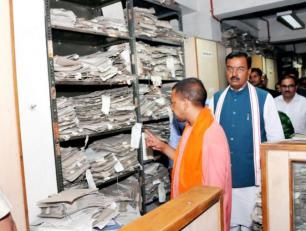 	मुख्यमंत्री 22 मार्च, 2017 को शास्त्री भवन, लखनऊ में अनुभागों का निरीक्षण करते हुए। साथ में हैं, उप मुख्यमंत्री श्री केशव प्रसाद मौर्य।