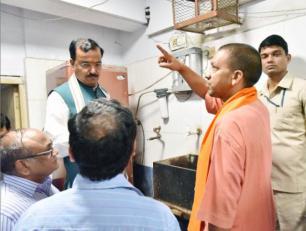 मुख्यमंत्री 22 मार्च, 2017 को शास्त्री भवन, लखनऊ में अनुभागों का निरीक्षण करते हुए। साथ में हैं, उप मुख्यमंत्री श्री केशव प्रसाद मौर्य।