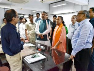 मुख्यमंत्री 22 मार्च, 2017 को शास्त्री भवन, लखनऊ में अनुभागों का निरीक्षण करते हुए। साथ में हैं, उप मुख्यमंत्री श्री केशव प्रसाद मौर्य।