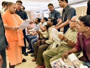 मुख्यमंत्री श्री योगी आदित्यनाथ 12 अप्रैल, 2017 को अपने सरकारी आवास पर लोगों की समस्याएं सुनते हुए। 
