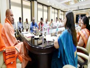 मुख्यमंत्री 18 अप्रैल, 2017 लखनऊ में केन्द्रीय महिला एवं बाल विकास मंत्री श्रीमती मेनका गांधी के साथ बैठक के दौरान। 