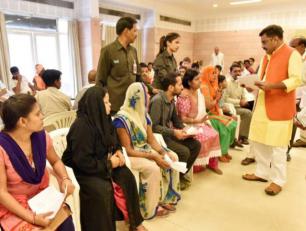 मुख्यमंत्री के निर्देशों के क्रम में सूचना राज्य मंत्री डाॅ0 नीलकण्ठ तिवारी 04 मई, 2017 को मुख्यमंत्री के सरकारी आवास पर जनता की समस्याएं सुनते हुए।