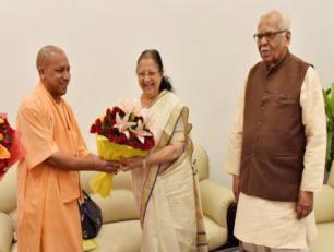 मुख्यमंत्री 04 मई, 2017 को राजभवन, लखनऊ में लोक सभा अध्यक्ष श्रीमती सुमित्रा महाजन का स्वागत करते हुए। साथ में हैं, राज्यपाल श्री राम नाईक।