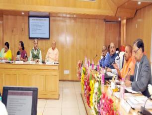 मुख्यमंत्री 10 मई, 2017 को योजना भवन, लखनऊ में नीति आयोग द्वारा महत्वपूर्ण विषयों पर दिए जा रहे प्रस्तुतिकरण के दौरान अपने विचार व्यक्त करते हुए।