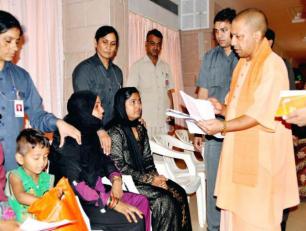 उत्तर प्रदेश के मुख्यमंत्री श्री योगी आदित्यनाथ 10 मई, 2017 को अपने सरकारी आवास पर लोगों की समस्याएं सुनते हुए।