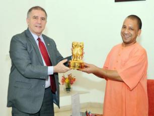 मुख्यमंत्री योगी आदित्यनाथ जी से 16 मई, 2017 को उनके सरकारी आवास पर इज़राइल के राजदूत श्री डेनियल कार्मन भेंट करते हुए। 