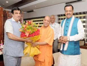 मुख्यमंत्री योगी आदित्यनाथ जी 12 जून, 2017 को नई दिल्ली में केन्द्रीय सड़क परिवहन एवं राजमार्ग मंत्री श्री नितिन गडकरी से भेंट करते हुए। 