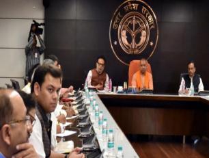 मुख्यमंत्री योगी आदित्यनाथ जी 13 जून, 2017 को लखनऊ में प्रदेश मंत्रिमण्डल के सदस्यों को जी0एस0टी0 कर प्रणाली से अवगत कराने के लिए आयोजित एक बैठक में। 