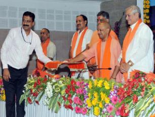 मुख्यमंत्री योगी आदित्यनाथ जी 13 जून, 2017 को अपने सरकारी आवास पर धर्मार्थ कार्य विभाग की वेबसाइट का लोकार्पण करते हुए।