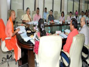 मुख्यमंत्री 13 जून, 2017 को शास्त्री भवन, लखनऊ में मण्डी परिषद संचालक मण्डल की 153वीं बैठक की अध्यक्षता करते हुए।