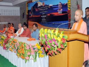 मुख्यमंत्री 13 जून, 2017 को अपने सरकारी आवास पर कैलाश मानसरोवर एवं सिन्धु दर्शन के श्रद्धालुओं को सम्बोधित करते हुए।