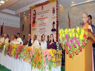 मुख्यमंत्री 13 जून, 2017 को लखनऊ में उत्तर प्रदेश एवं राजस्थान राज्य के मध्य बस सेवाओं के अन्तर्राज्यीय परिवहन समझौता कार्यक्रम को सम्बोधित करते हुए।