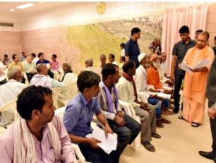 उत्तर प्रदेश के मुख्यमंत्री योगी आदित्यनाथ जी 20 जूनए 2017 को अपने सरकारी आवास पर लोगांे की समस्याएं सुनते हुए।