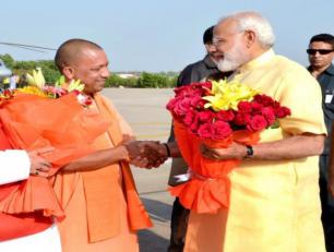 उत्तर प्रदेश के मुख्यमंत्री योगी आदित्यनाथ जी 20 जून, 2017 को लखनऊ आगमन पर प्रधान मंत्री श्री नरेन्द्र मोदी जी का स्वागत करते हुए। 