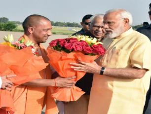 उत्तर प्रदेश के मुख्यमंत्री योगी आदित्यनाथ जी 20 जून, 2017 को लखनऊ आगमन पर प्रधान मंत्री श्री नरेन्द्र मोदी जी का स्वागत करते हुए। 