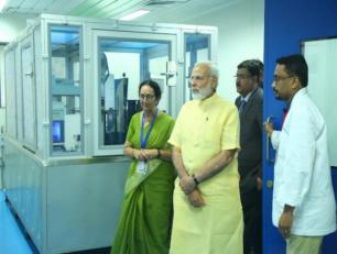 प्रधानमंत्री श्री नरेन्द्र मोदी जी 20 जून, 2017 को लखनऊ में केन्द्रीय औषधि अनुसंधान संस्थान के भ्रमण के दौरान।