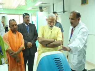 प्रधानमंत्री श्री नरेन्द्र मोदी जी 20 जून, 2017 को लखनऊ में केन्द्रीय औषधि अनुसंधान संस्थान के भ्रमण के दौरान।