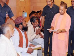 मुख्यमंत्री योगी आदित्यनाथ जी 12 जुलाई, 2017 को अपने सरकारी आवास पर लोगों की समस्याएं सुनते हुए।