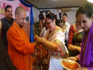मुख्यमंत्री योगी आदित्यनाथ जी को म्यांमार के यांगून नगर में 06 अगस्त, 2017 को भारतीय समुदाय की महिलाएं राखी बांधती हुई।