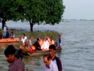 उत्तर प्रदेश के मुख्यमंत्री योगी आदित्यनाथ जी 18 अगस्त, 2017 को जनपद सिद्धार्थनगर में बाढ़ग्रस्त क्षेत्रों का नाव पर बैठकर निरीक्षण करते हुए।