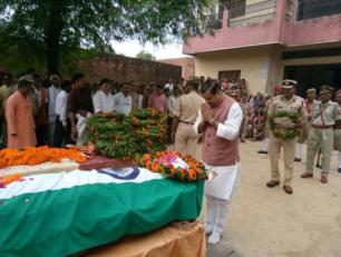 मुख्यमंत्री की ओर से जौनपुर में 25 अगस्त, 2017 को श्री जे0पी0 सिंह को श्रद्धांजलि देते ग्राम्य विकास राज्य मंत्री स्वतंत्र प्रभार डाॅ0 महेन्द्र सिंह।