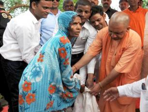 मुख्यमंत्री जी 25 अगस्त, 2017 जनपद गोरखपुर में बाढ़ पीड़ितों को राहत सामग्री का वितरण करते हुए।