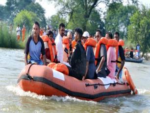 मुख्यमंत्री जी 25 अगस्त, 2017 को जनपद गोरखपुर में बाढ़ प्रभावित क्षेत्रों को स्टीमर से निरीक्षण करते हुए।