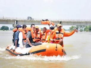 मुख्यमंत्री जी 25 अगस्त, 2017 को जनपद गोरखपुर में बाढ़ प्रभावित क्षेत्रों को स्टीमर से निरीक्षण करते हुए।