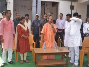 मुख्यमंत्री जी 25 अगस्त, 2017 को जनपद गोरखपुर में बाढ़ पीड़ितों को राहत सामग्री वितरण करने के अवसर पर।