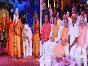 मुख्यमंत्री 04 सितम्बर, 2017 को लखनऊ में श्री गणेश प्राकट्य कमेटी द्वारा आयोजित श्री गणेश महोत्सव में नाटिका का प्रस्तुतिकरण देखते हुए।