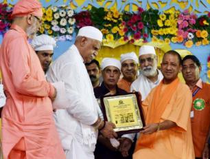 मुख्यमंत्री जी को 4 सितम्बर, 2017 को लखनऊ में सन्त आसूदाराम आश्रम के पीठाधीश्वर सन्त स्वामी चाण्डूराम साहिब जी स्मृति चिन्ह् भेंट करते हुए।