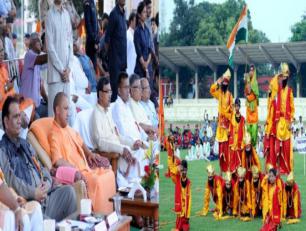 मुख्यमंत्री जी 8 अक्टूबर, 2017 को विद्या भारती क्षेत्रीय खेलकूद समारोह के उद्घाटन अवसर पर प्रस्तुत सांस्कृतिक कार्यक्रम का अवलोकन करते हुए।