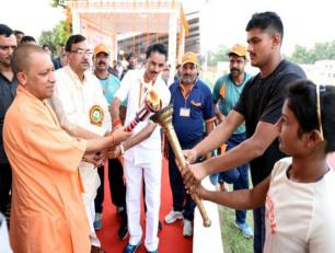 मुख्यमंत्री जी 8 अक्टूबर, 2017 को लखनऊ में विद्या भारती पूर्वी उत्तर प्रदेश क्षेत्रीय खेलकूद प्रतियोगिता का मशाल प्रज्ज्वलित कर शुभारम्भ करते हुए।