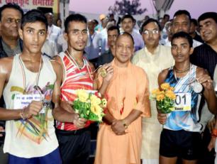 मुख्यमंत्री जी 8 अक्टूबर, 2017 को लखनऊ में विद्या भारती पूर्वी उत्तर प्रदेश क्षेत्रीय खेलकूद आयोजन के दौरान दौड़ प्रतियोगिता के विजेताओं के साथ। 