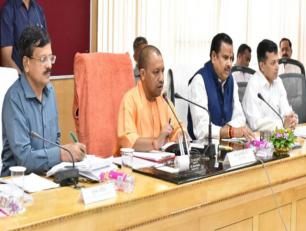 मुख्यमंत्री जी 11 अक्टूबर, 2017 को योजना भवन, लखनऊ में प्रदेश के मुख्य विकास अधिकारियों एवं संयुक्त विकास आयुक्तों को सम्बोधित करते हुए।