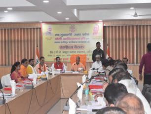 उत्तर प्रदेश के मुख्यमंत्री योगी आदित्यनाथ जी 22 अक्टूबर, 2017 को जनपद हमीरपुर में कानून व्यवस्था व विकास कार्याें की समीक्षा करते हुए।