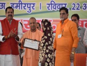 मुख्यमंत्री जी 22 अक्टूबर, 2017 को हमीरपुर में प्रधानमंत्री आवास योजना के एक लाभार्थी को स्वीकृति पत्र प्रदान करते हुए।